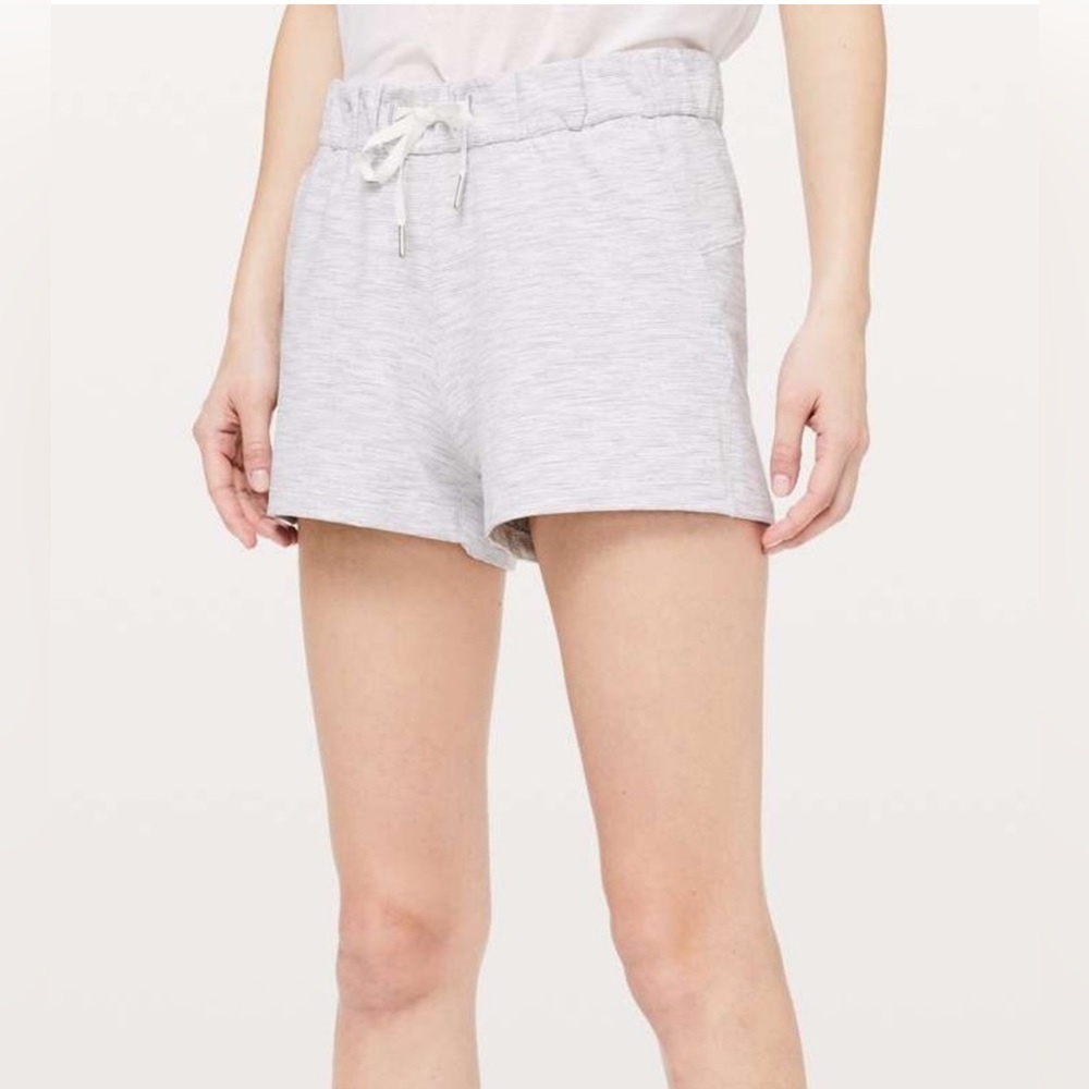 Lululemon on the Fly Shorts 2.5" in Wee Are From Space Nimbus Battleship Size 12